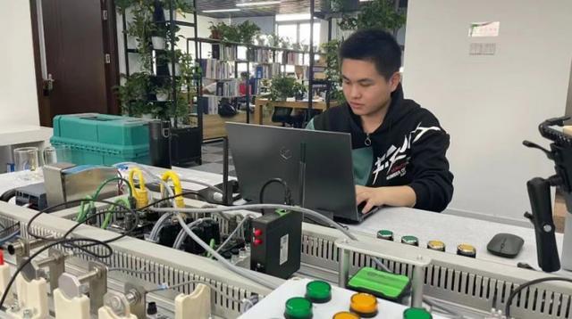 連摘三金！長(zhǎng)寧代表隊(duì)在上海市第一屆職業(yè)技能大賽軟件開發(fā)賽項(xiàng)中表現(xiàn)搶眼